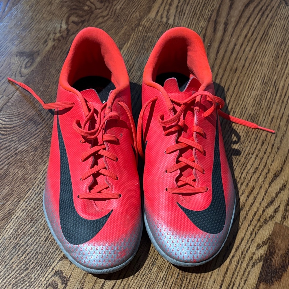 Nike CR7 Mercurial Youth indoor soccer/futsal cleat